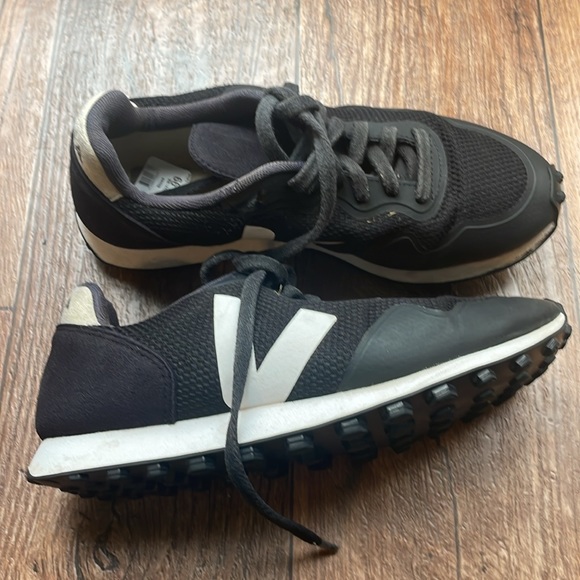 Veja Trainers. Used in very good condition.size EU 38. US 7. - Picture 3 of 9